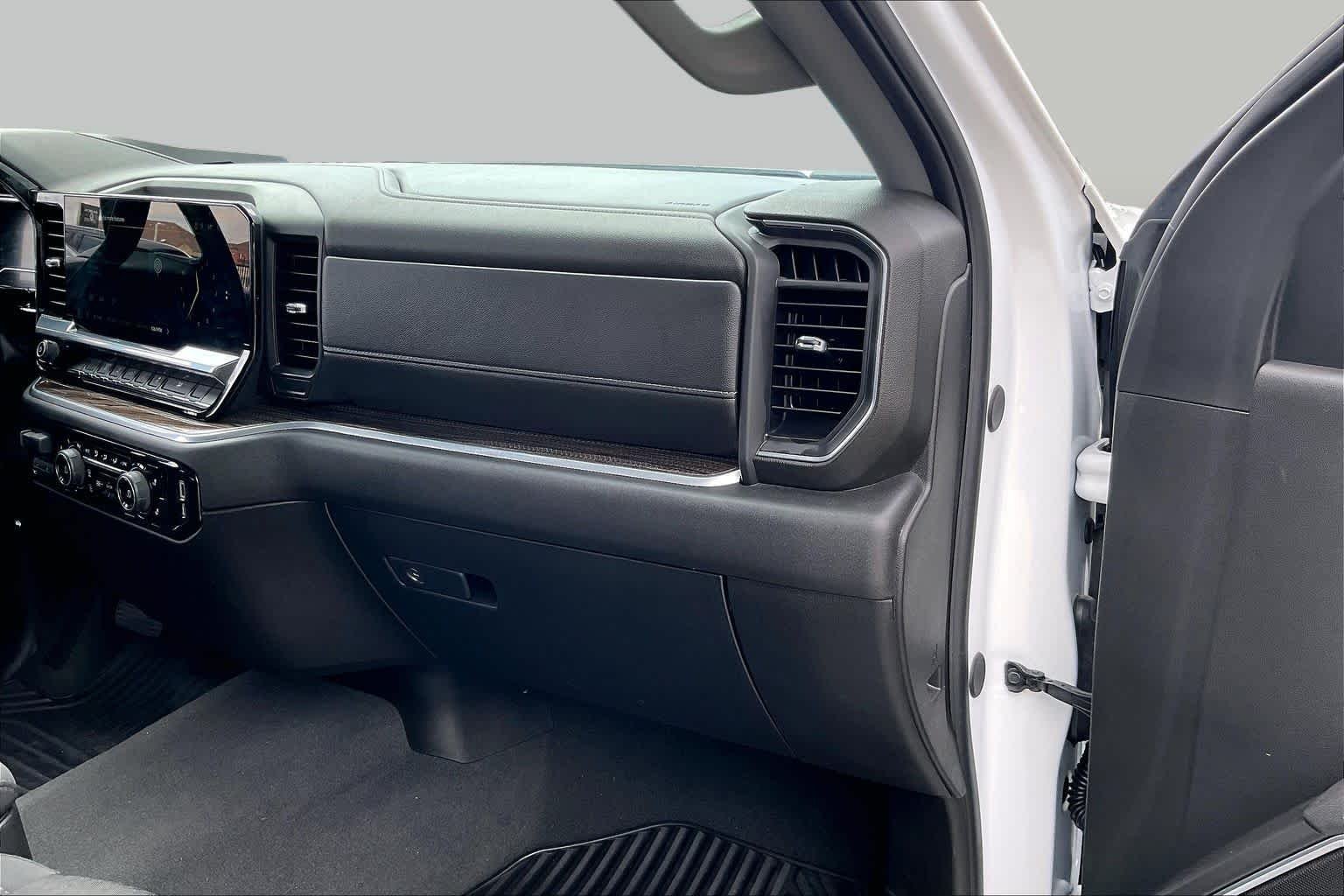 Used 2025 Summit White Chevrolet LT image 16