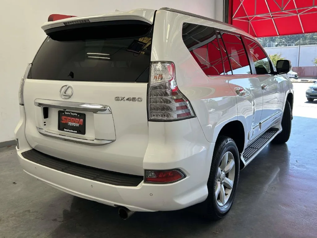 Used 2018 White Lexus 460 image 3