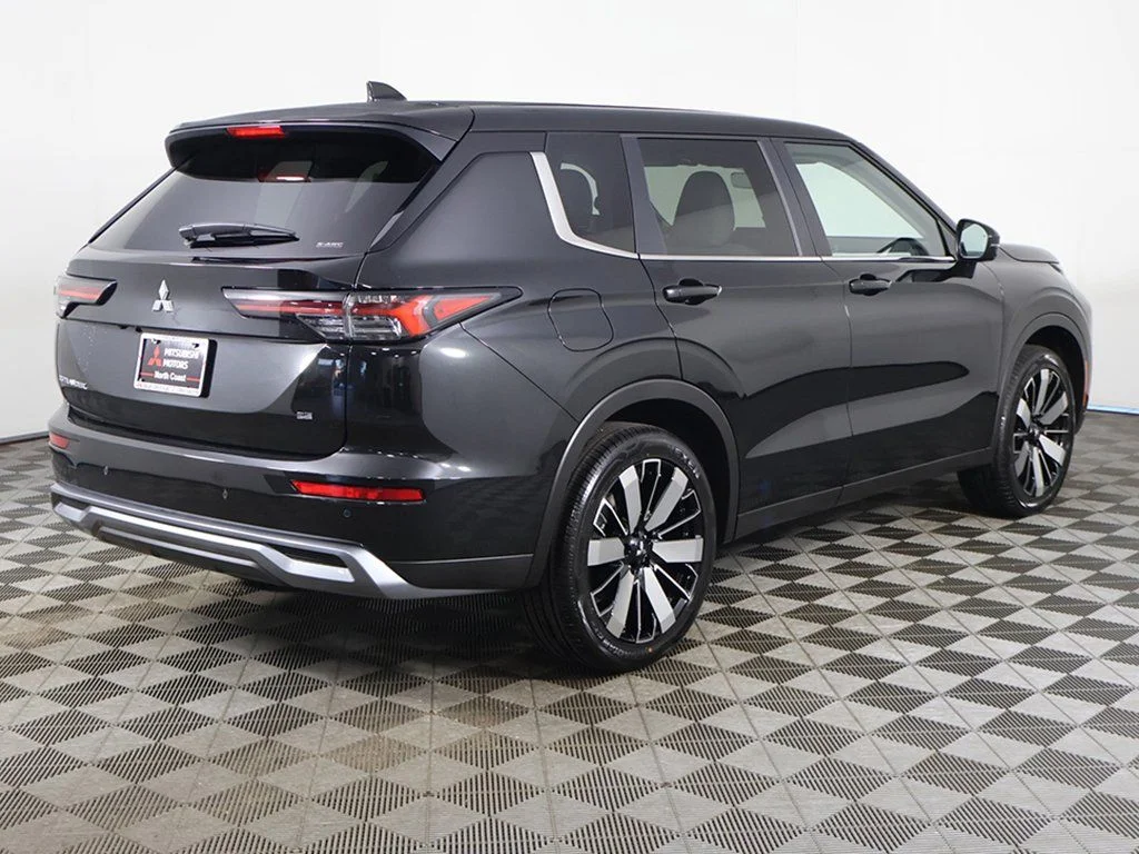 2025 Mitsubishi Outlander SE - Photo 13
