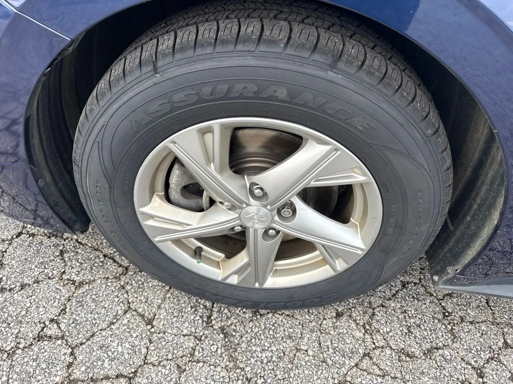 Used 2020 Blue Hyundai SE image 6