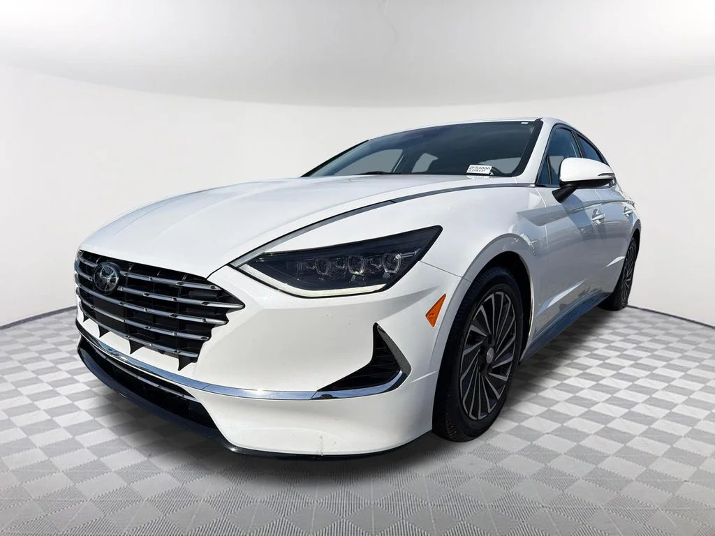 Used 2023 White Hyundai SEL image 1