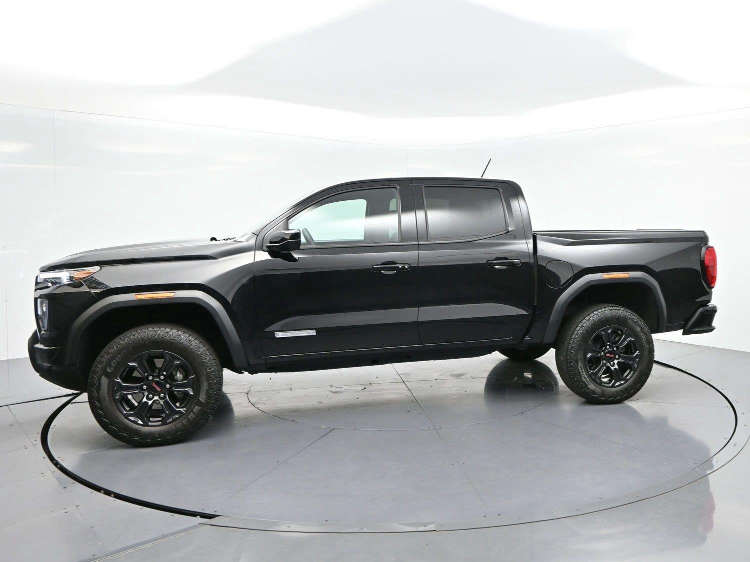 Used 2025 Onyx Black GMC Elevation image 4
