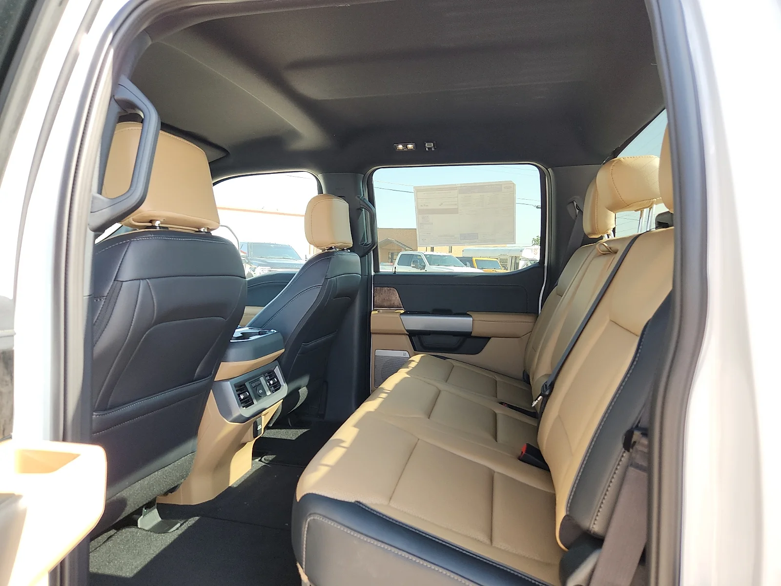 New 2027 Oxford White Ford Lariat image 18