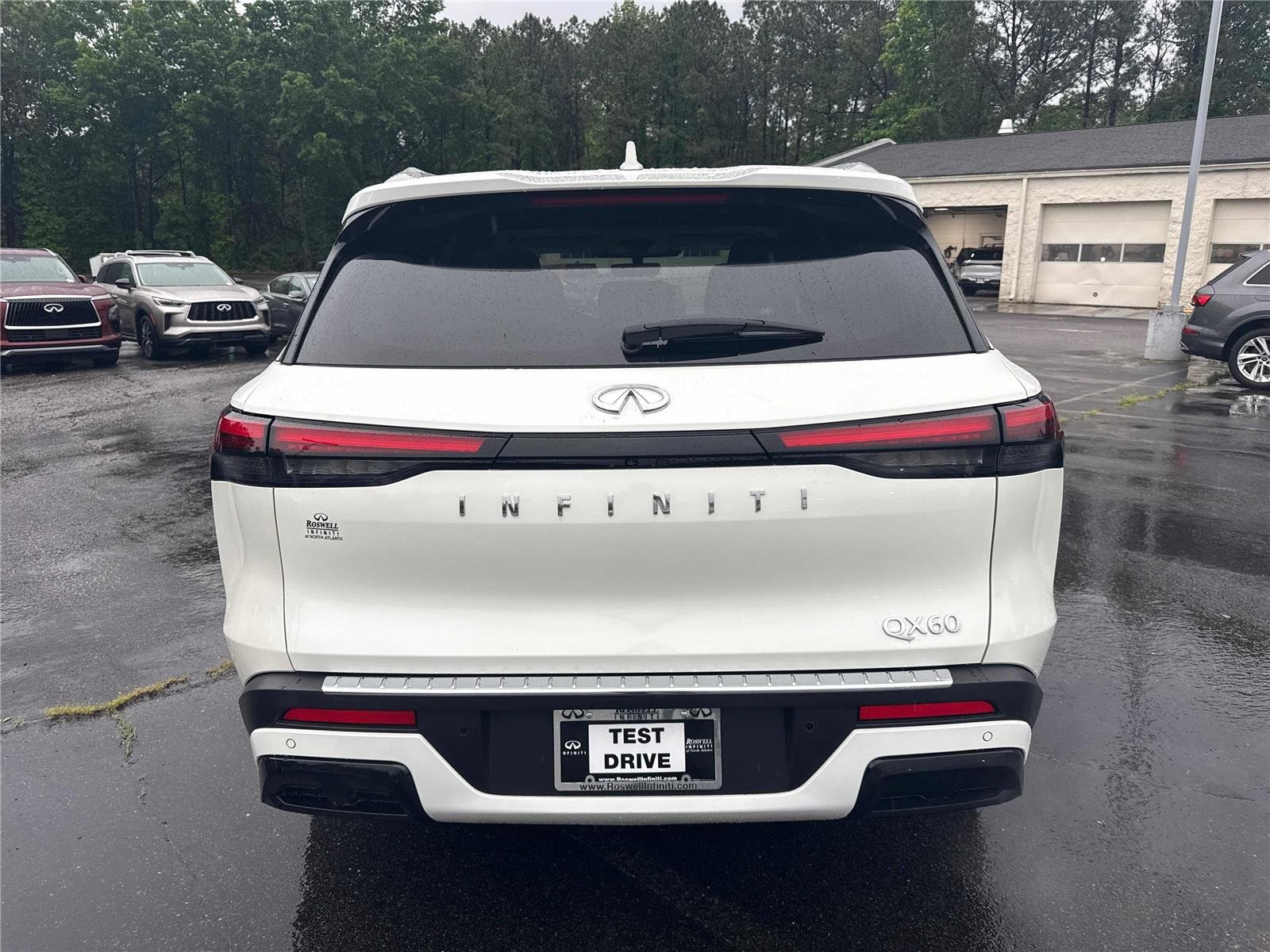 Used 2023 Majestic White INFINITI LUXE image 7