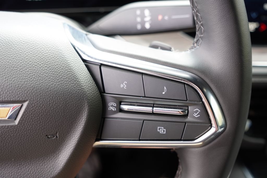 Used 2025 Summit White Chevrolet LT image 35