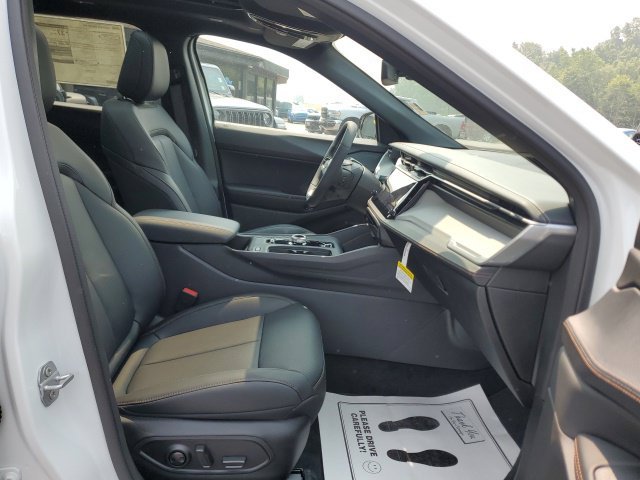 New 2026 Bright White Clear-Coat Exterior Paint Jeep Limited image 24