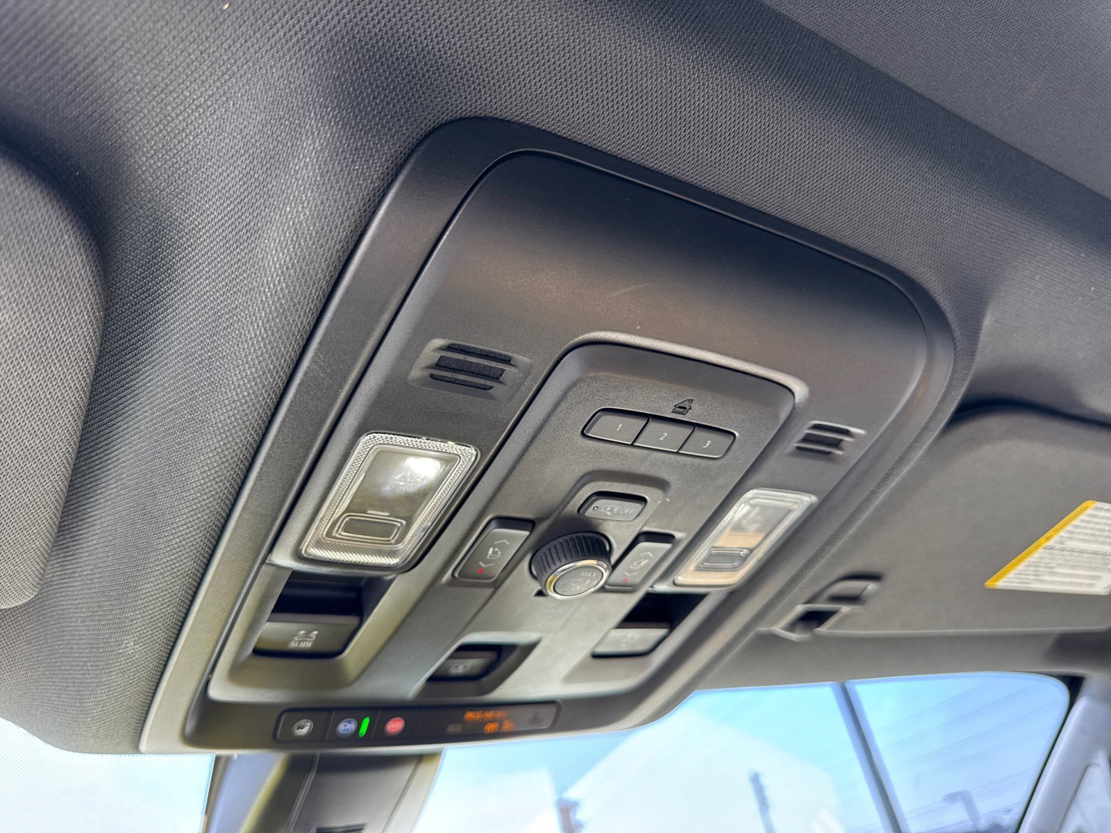 Used 2021 Iridescent Pearl Tricoat Chevrolet Premier image 33