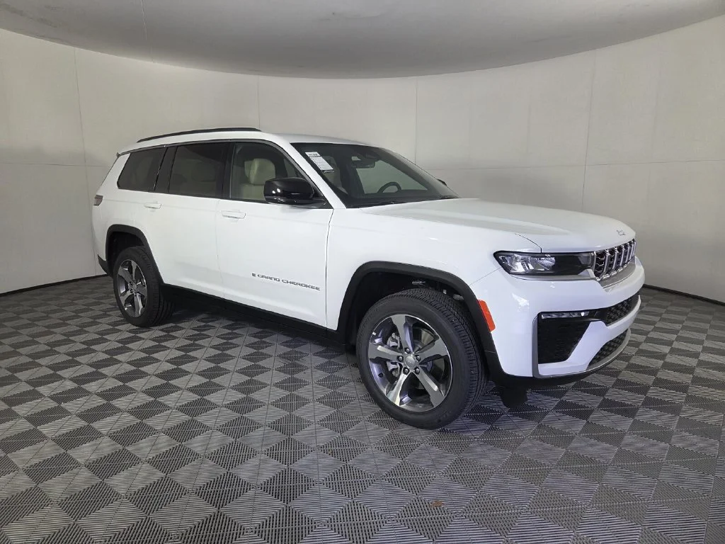 New 2026 Bright White Clear-Coat Exterior Paint Jeep Limited image 2