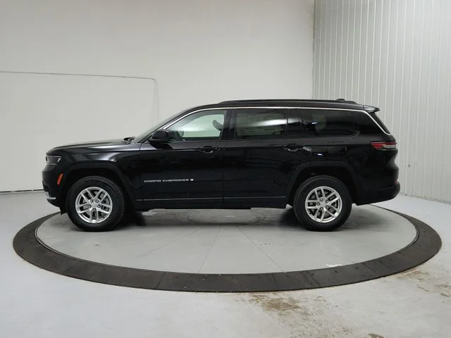 New 2026 Diamond Black Crystal Pearl-Coat Exterior Paint Jeep Laredo image 4