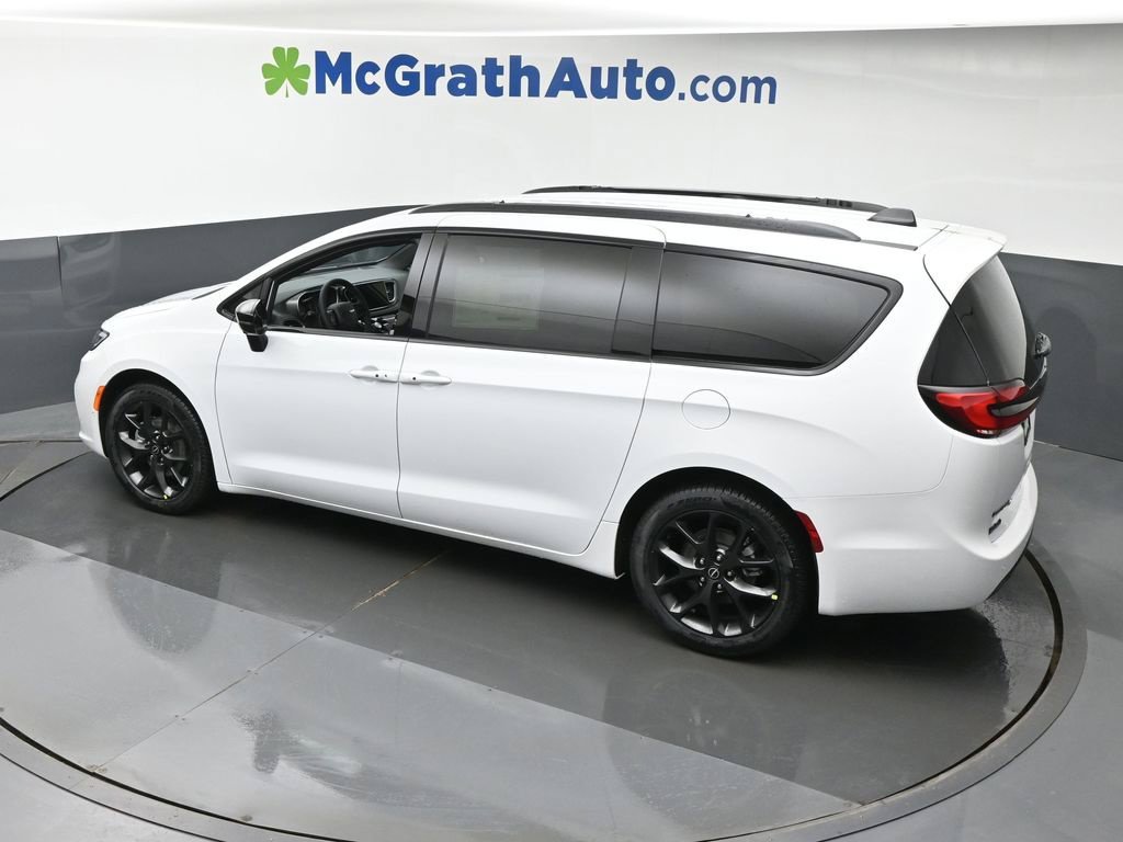 New 2026 Bright White Clear-Coat Exterior Paint Chrysler Select image 28