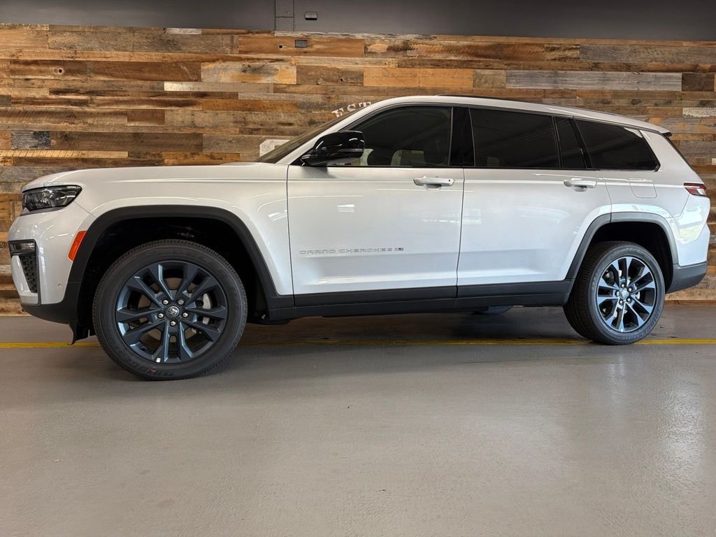 New 2026 Silver Zynith Exterior Paint Jeep Limited image 17