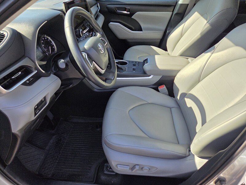 Used 2025 Silver Toyota XLE image 14