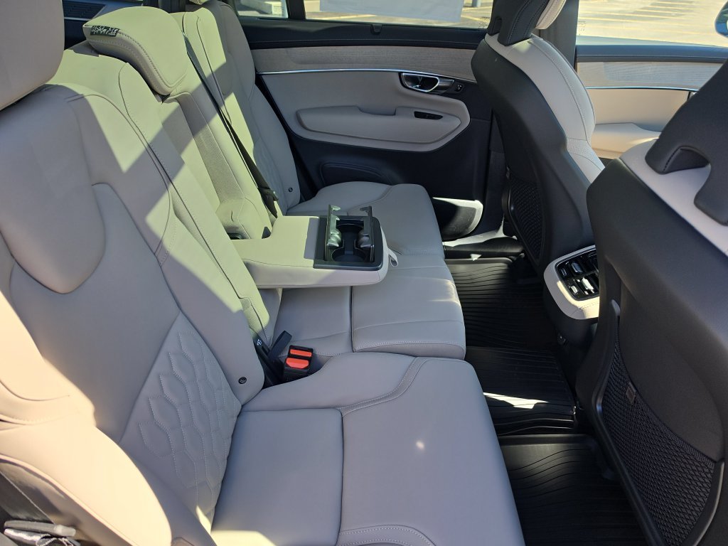 New 2027 Green Volvo B6 Plus 7-Seater image 18