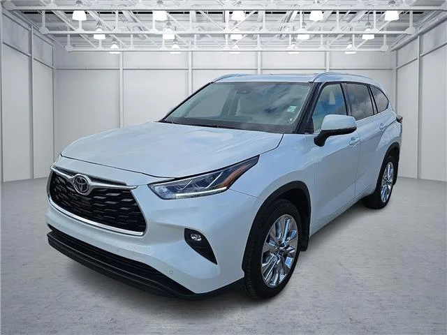 Used 2025 Wind Chill Pearl Toyota Limited All-Wheel Drive image 1