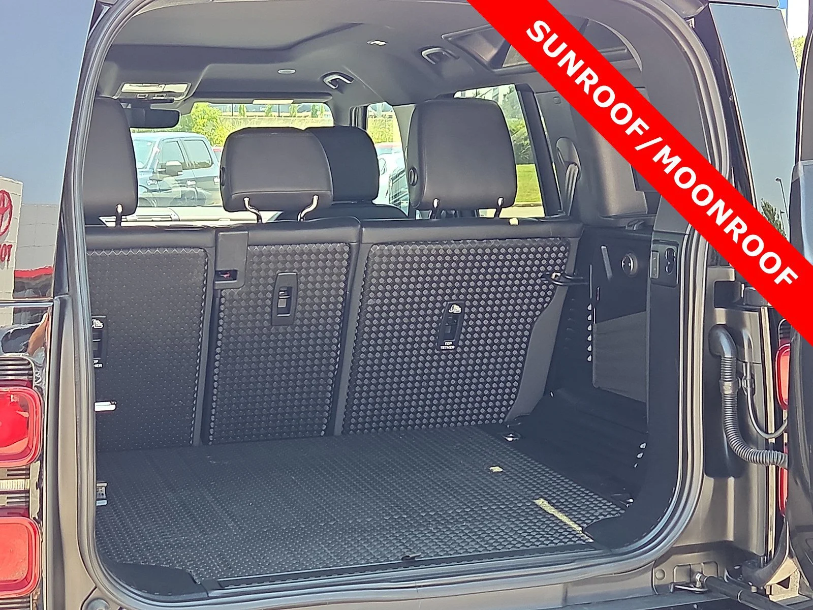 Used 2024 Carpathian Grey Premium Metallic Land Rover X-Dynamic SE image 9