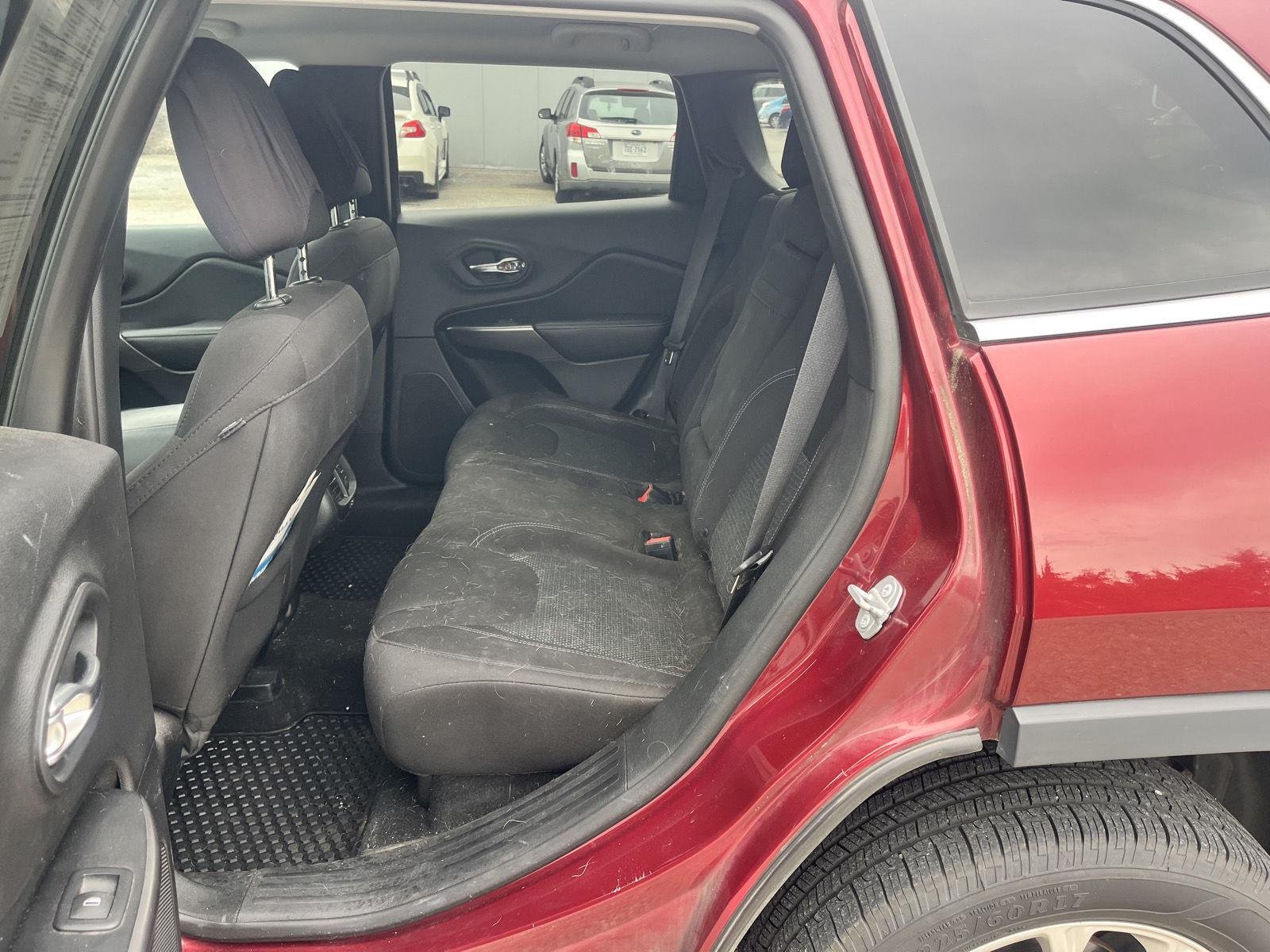 Used 2019 Velvet Red Pearlcoat Jeep Latitude image 12