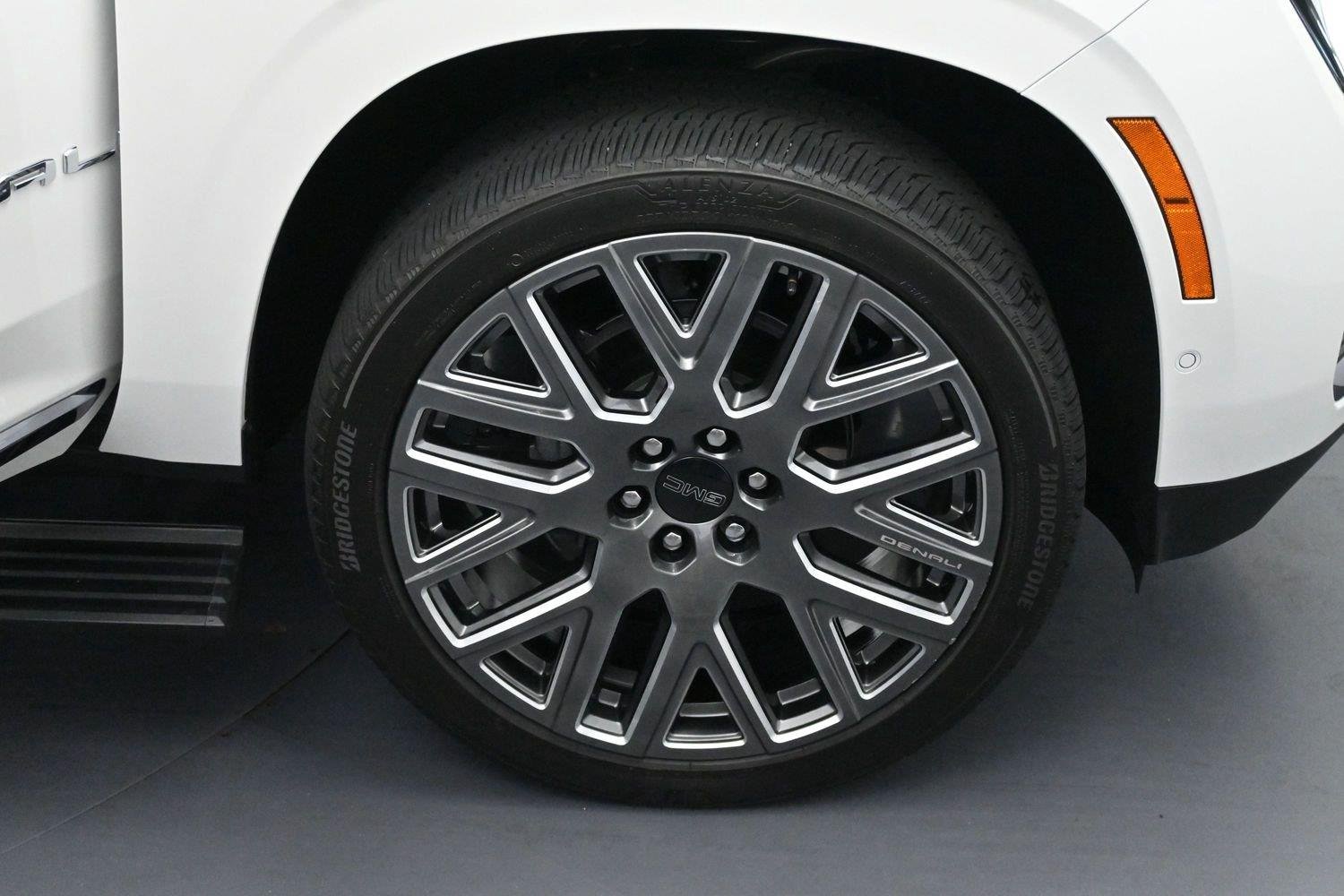 Used 2025 White Frost Tricoat GMC Denali Ultimate image 38