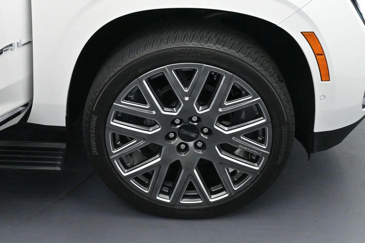 Used 2025 White Frost Tricoat GMC Denali Ultimate image 38