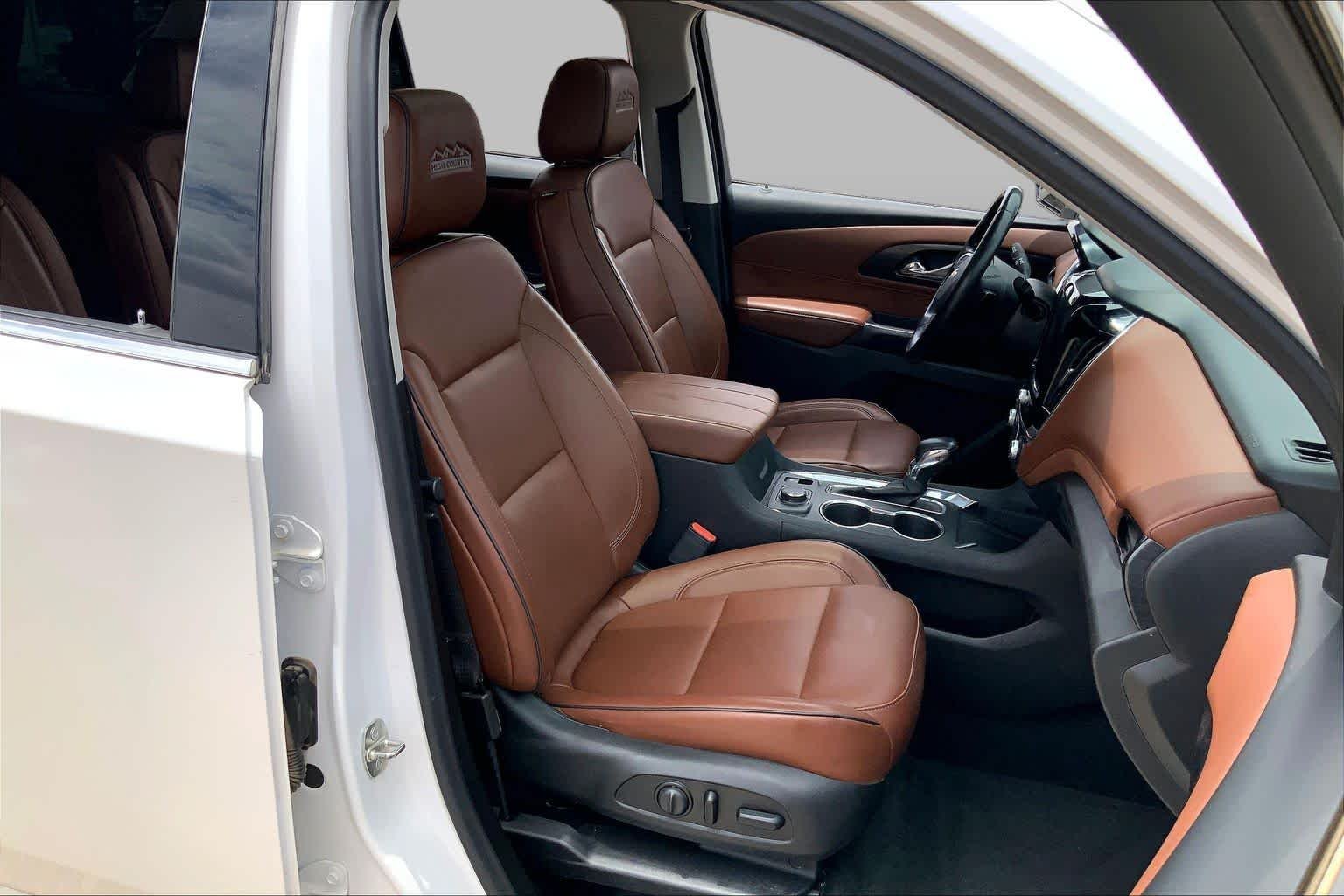 Used 2021 Iridescent Pearl Tricoat Chevrolet High Country image 9