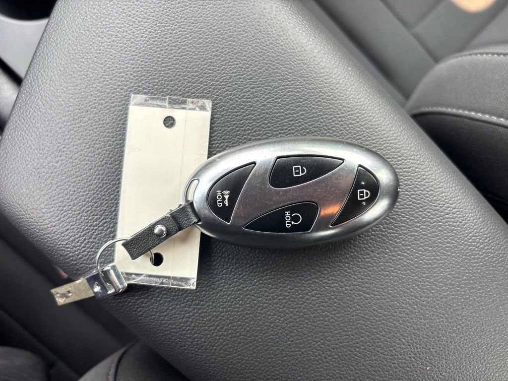 Used 2025 White Hyundai SEL Sport image 29