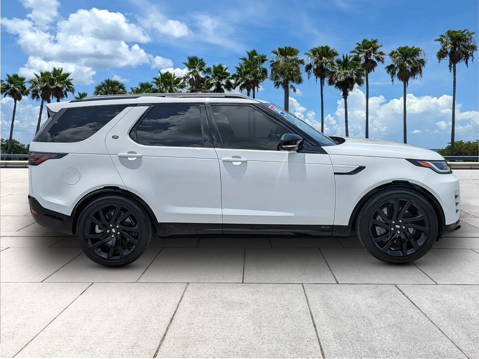 Used 2021 Fuji White Land Rover S R-Dynamic image 9