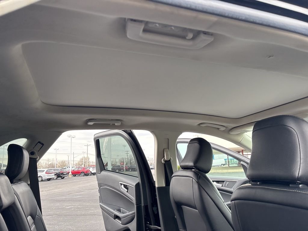 Used 2022 Black Ford SEL image 38