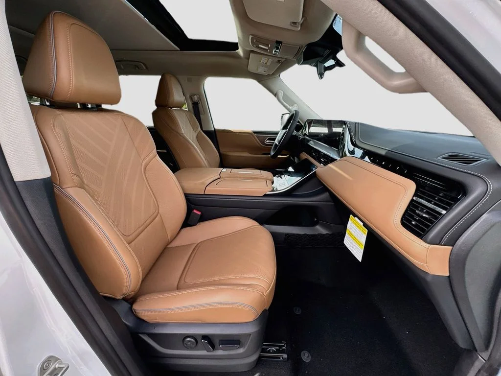 New 2027 RADIANT WHITE INFINITI Luxe 2WD image 31
