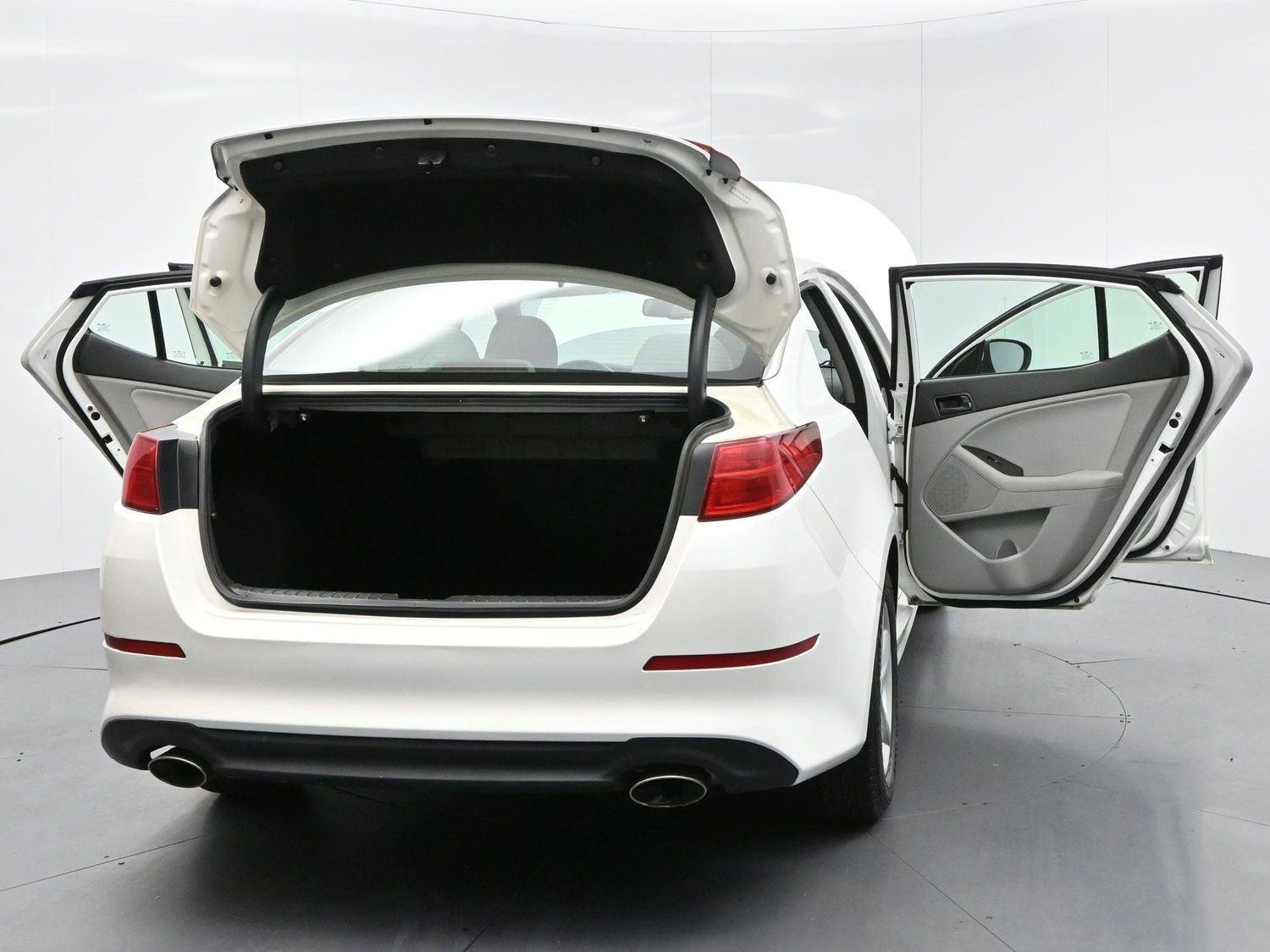 Used 2015 Snow White Pearl Kia LX image 42