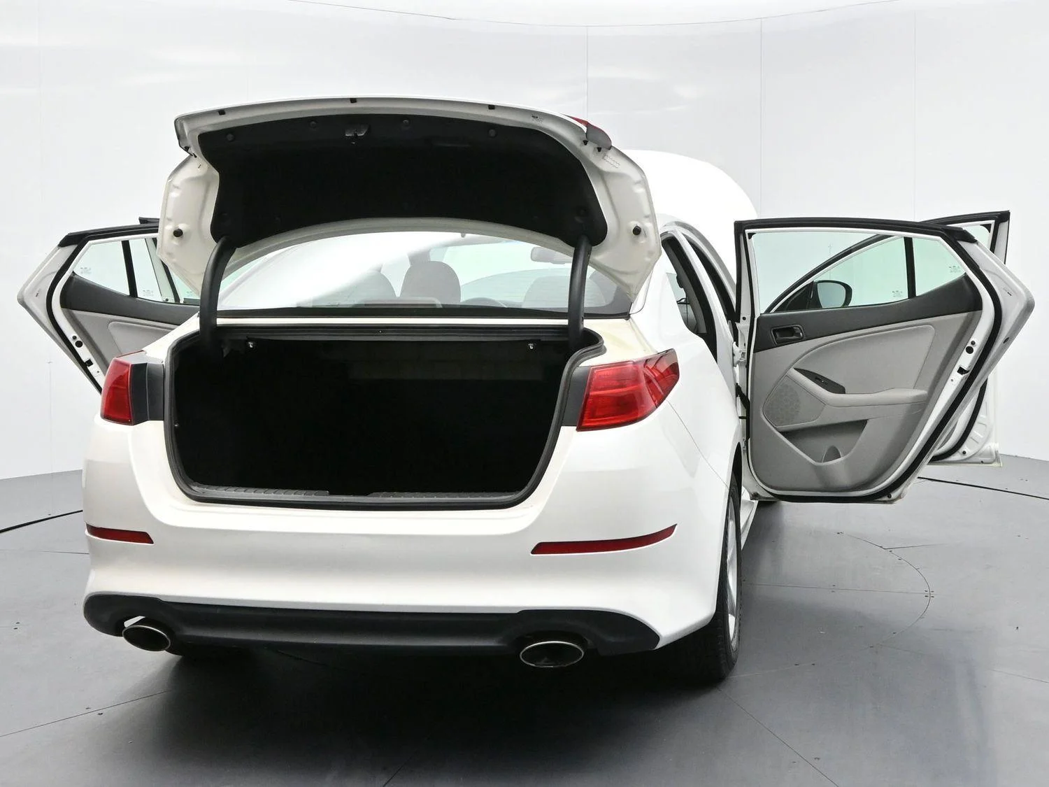 Used 2015 Snow White Pearl Kia LX image 42