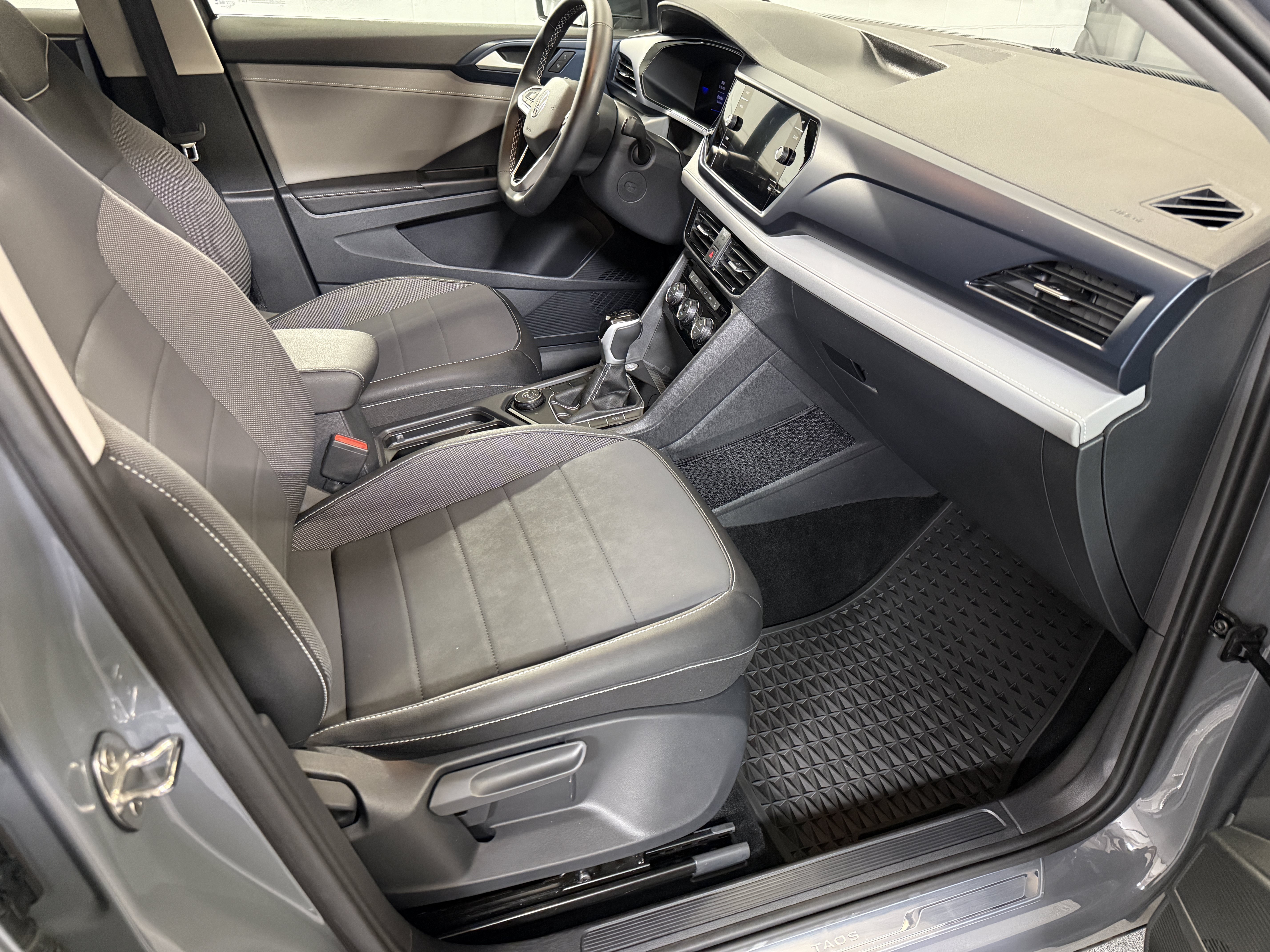 Used 2024 Pure Gray Volkswagen SE image 24
