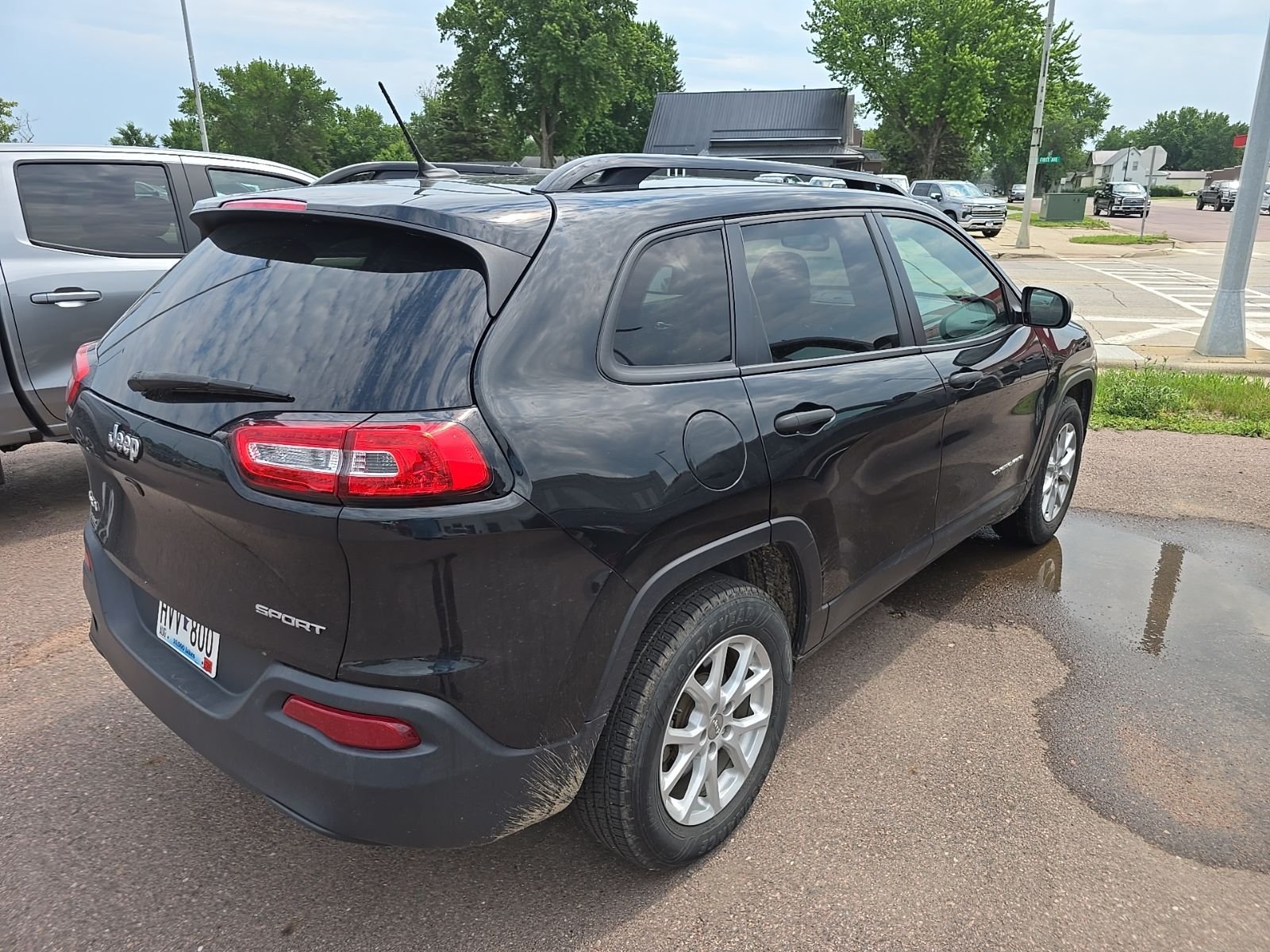 Used 2016 Brilliant Black Crystal Pearlcoat JEEP Sport image 3