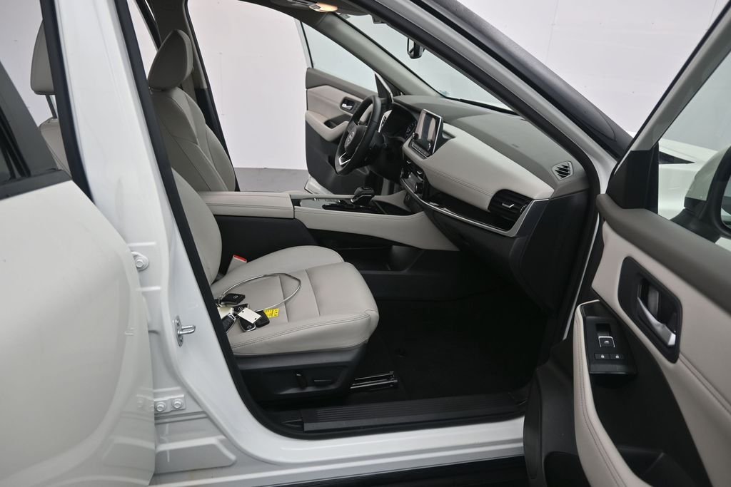 Used 2023 Pearl White Nissan SL image 21