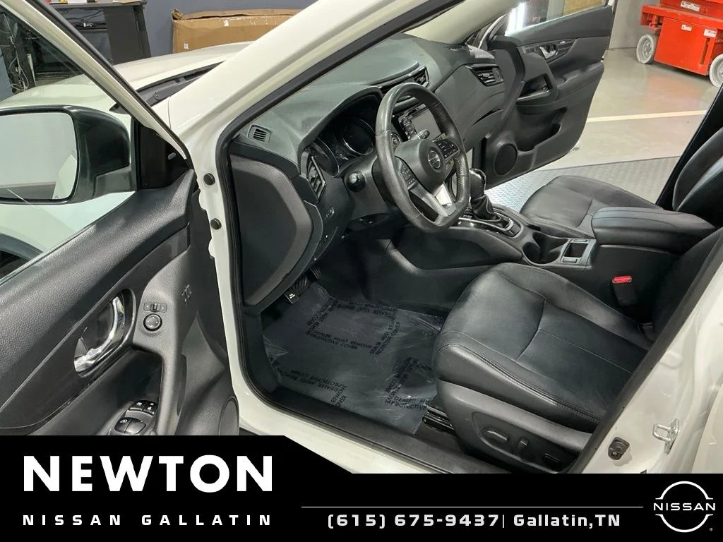 Used 2018 Pearl White Nissan SV image 6