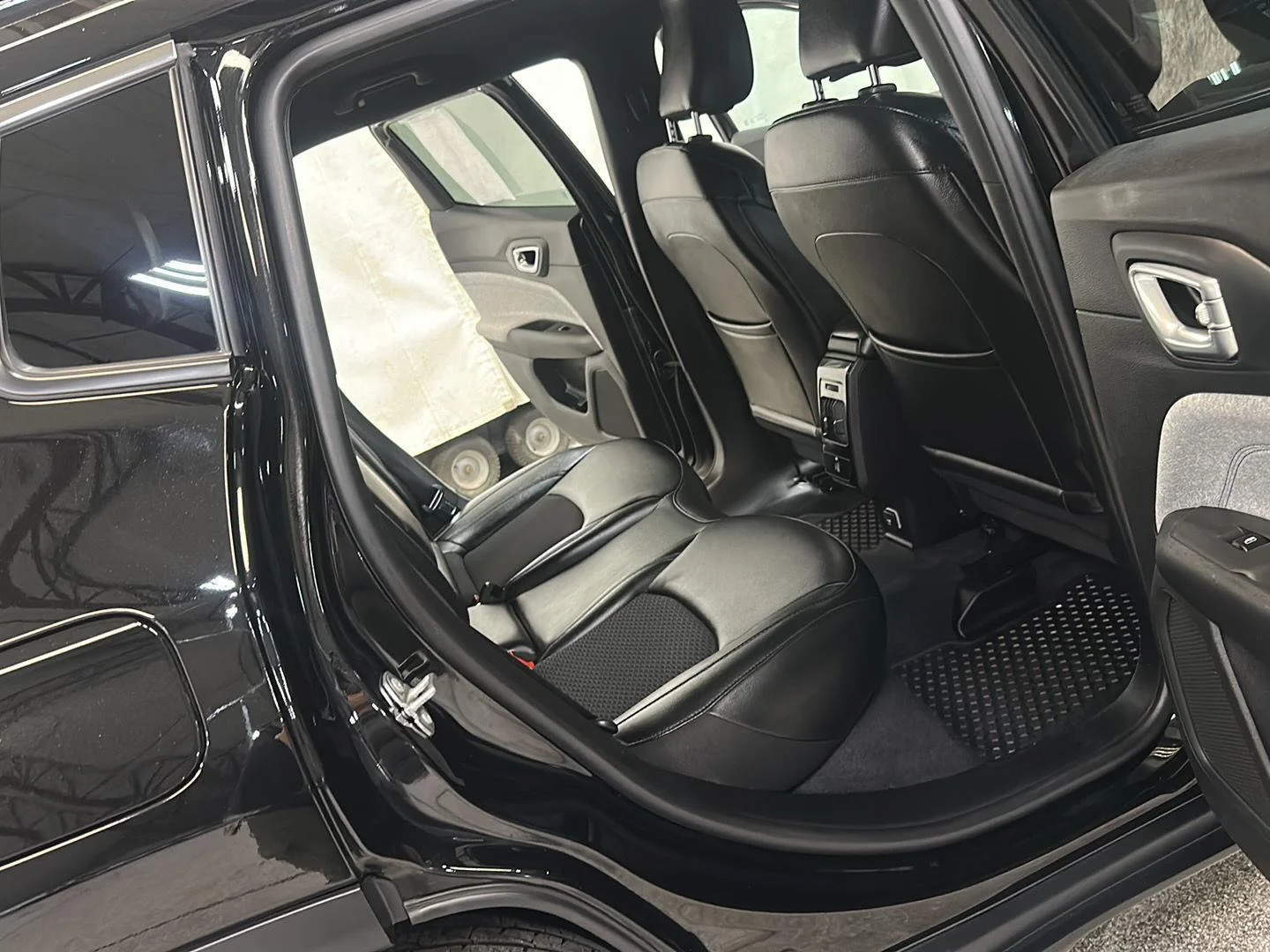 Used 2023 Diamond Black Crystal Pearlcoat Jeep Latitude image 28
