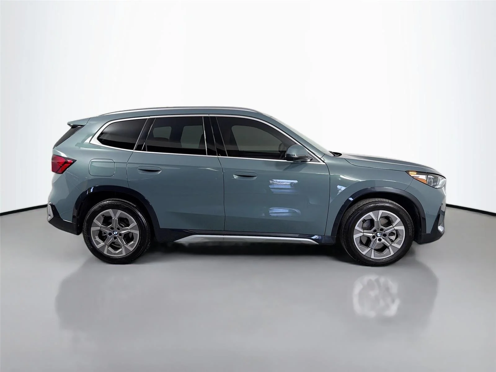 Used 2026 Cape York Green Metallic BMW xDrive28i image 4