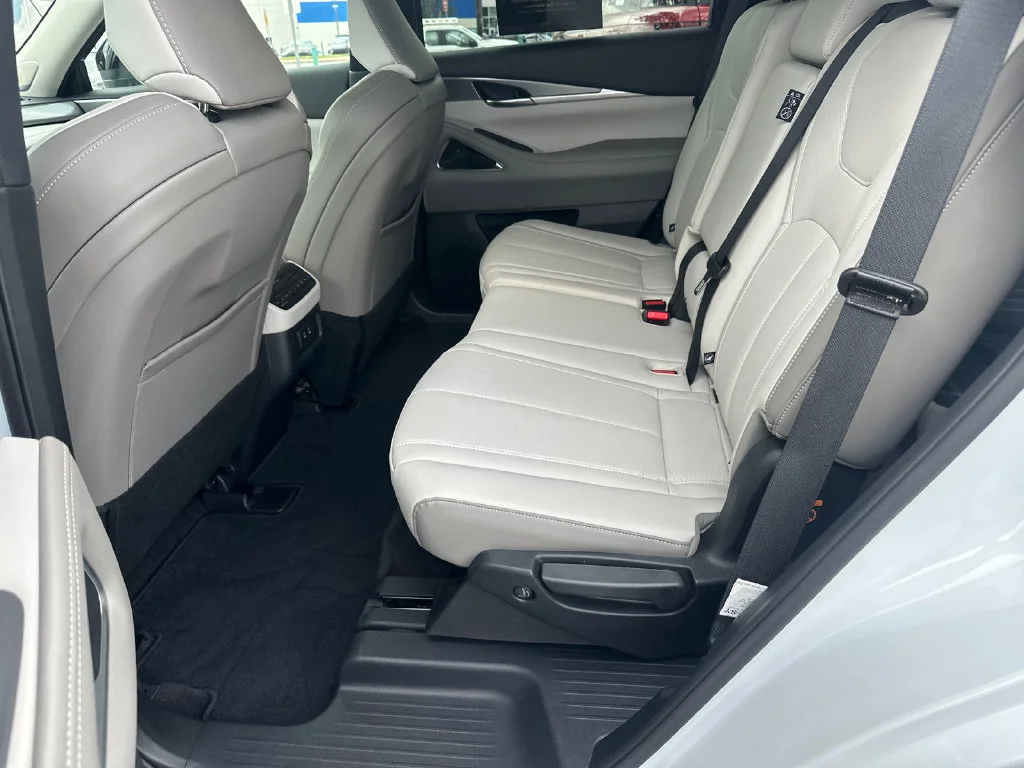 Certified Used 2027 White INFINITI LUXE image 17
