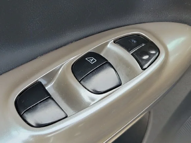Used 2014 Blue Nissan S image 22