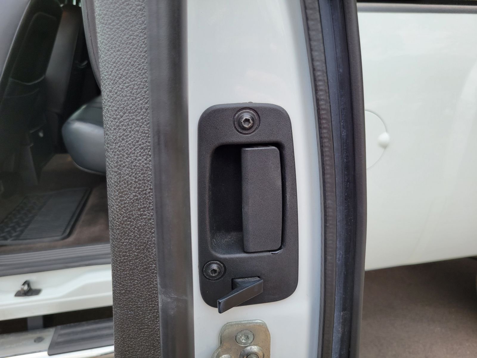 Used 2013 White GMC SLE image 24