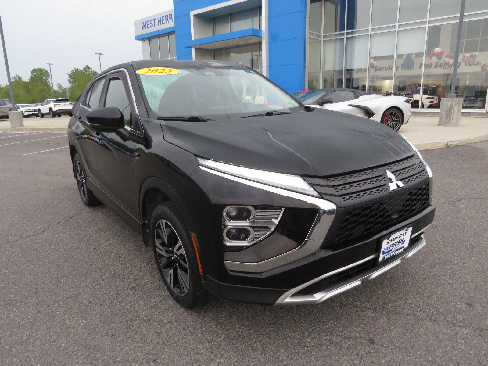 Used 2023 Labrador Black Pearl Mitsubishi SE image 2