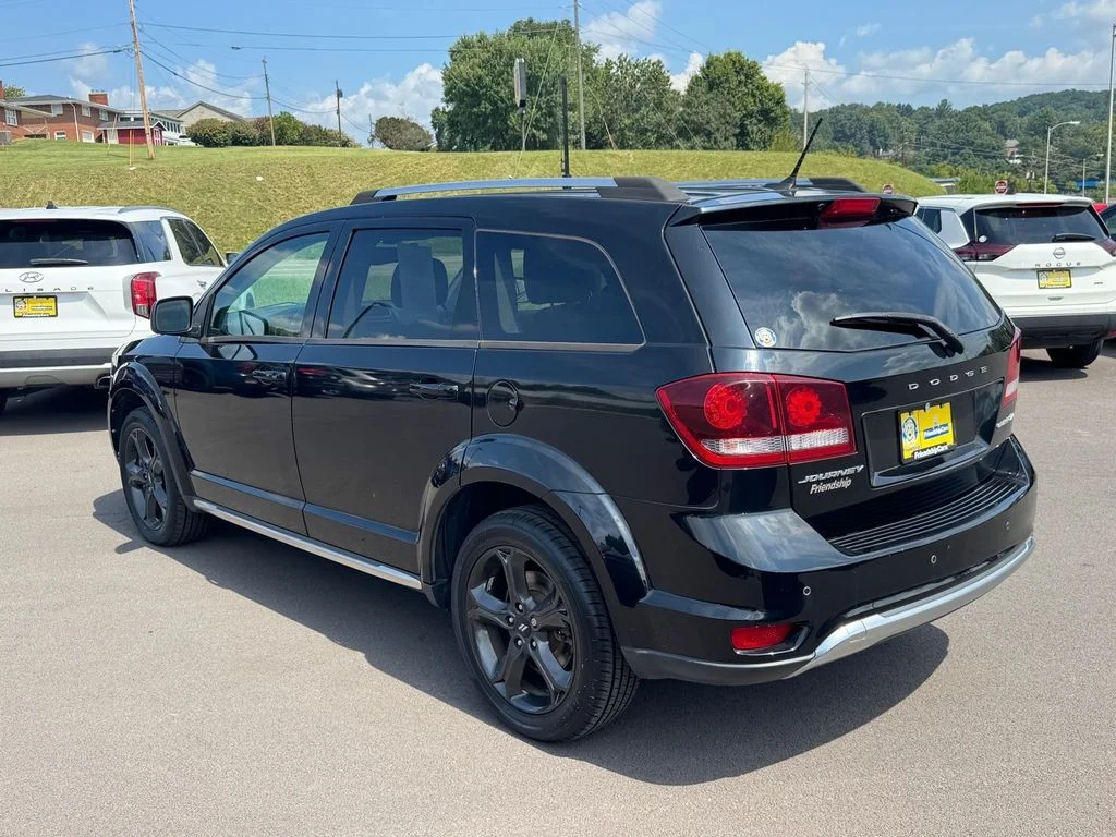 Used 2018 Black Dodge Crossroad image 4