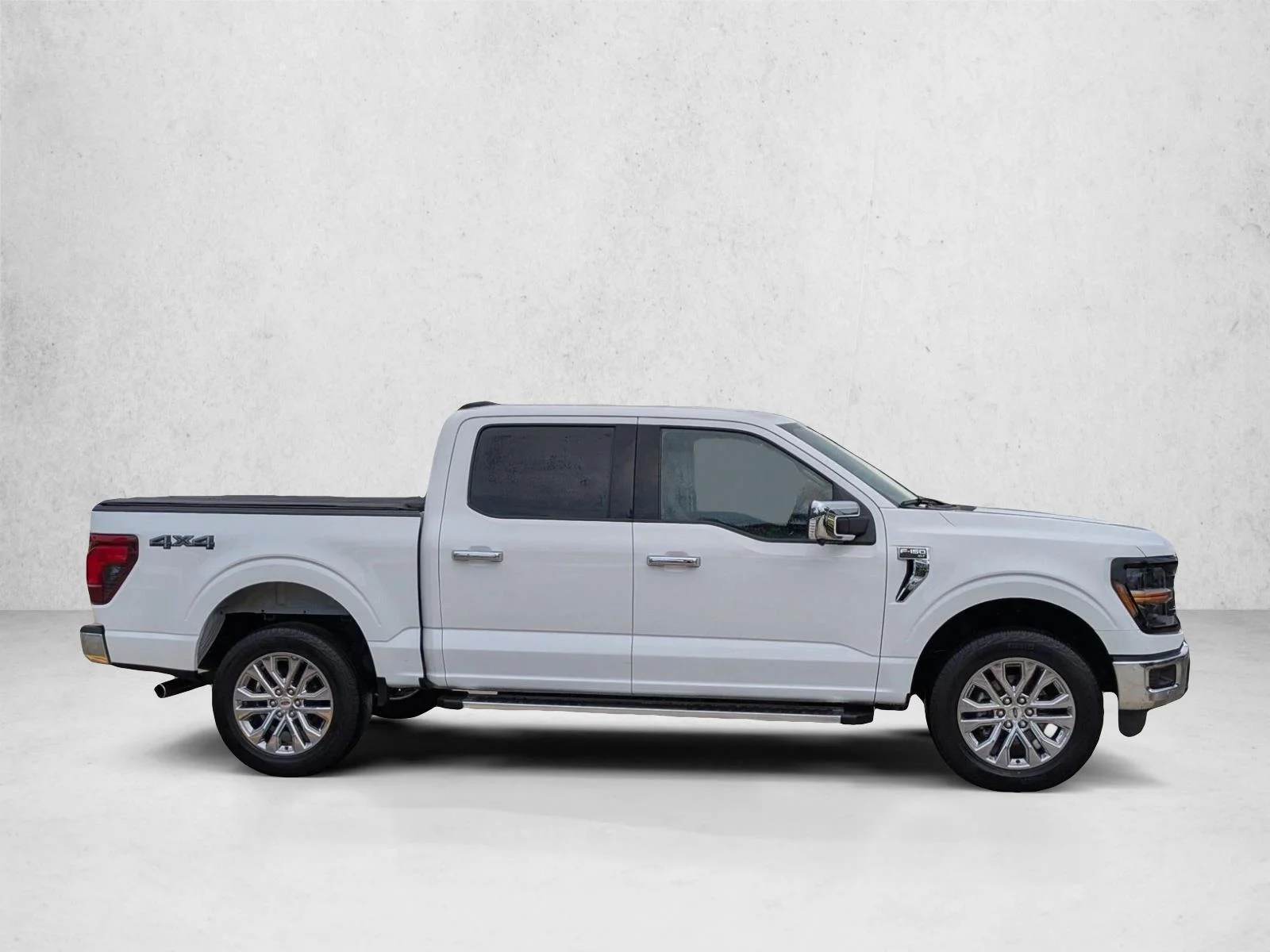 Used 2024 Oxford White Ford XLT image 4