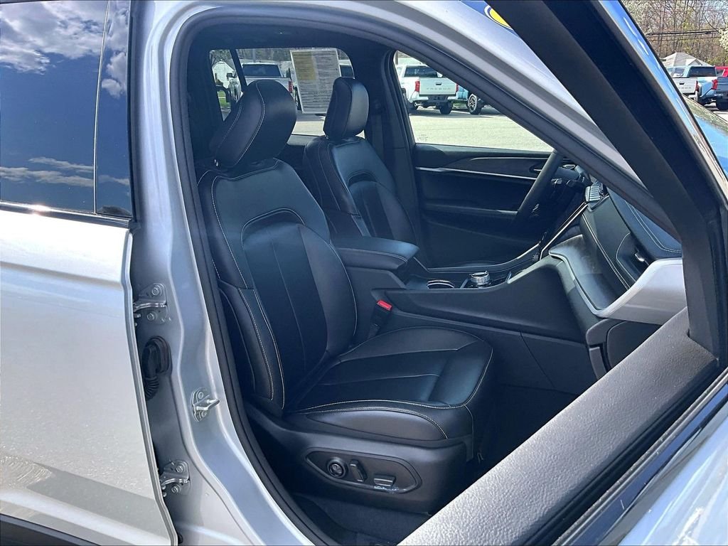 Used 2024 Silver Jeep 4xe image 11
