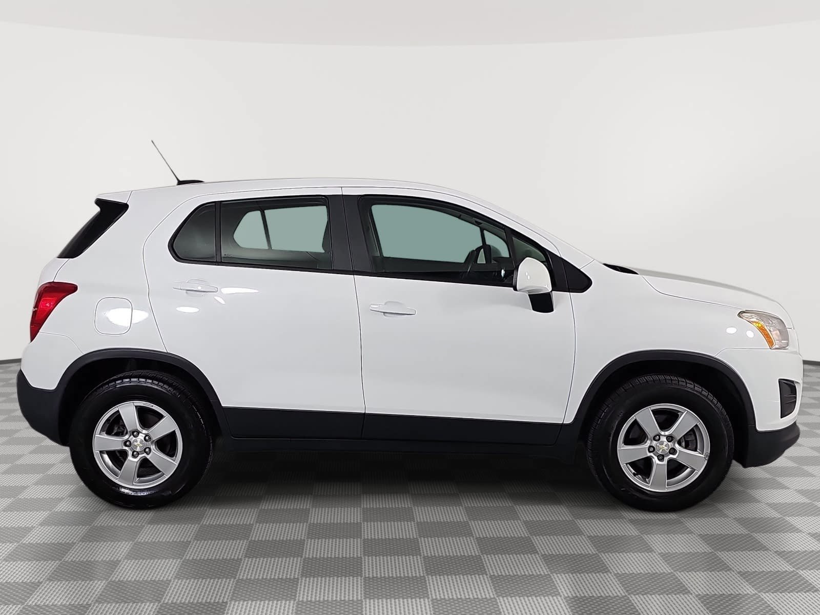 Used 2016 White Chevrolet LS image 9
