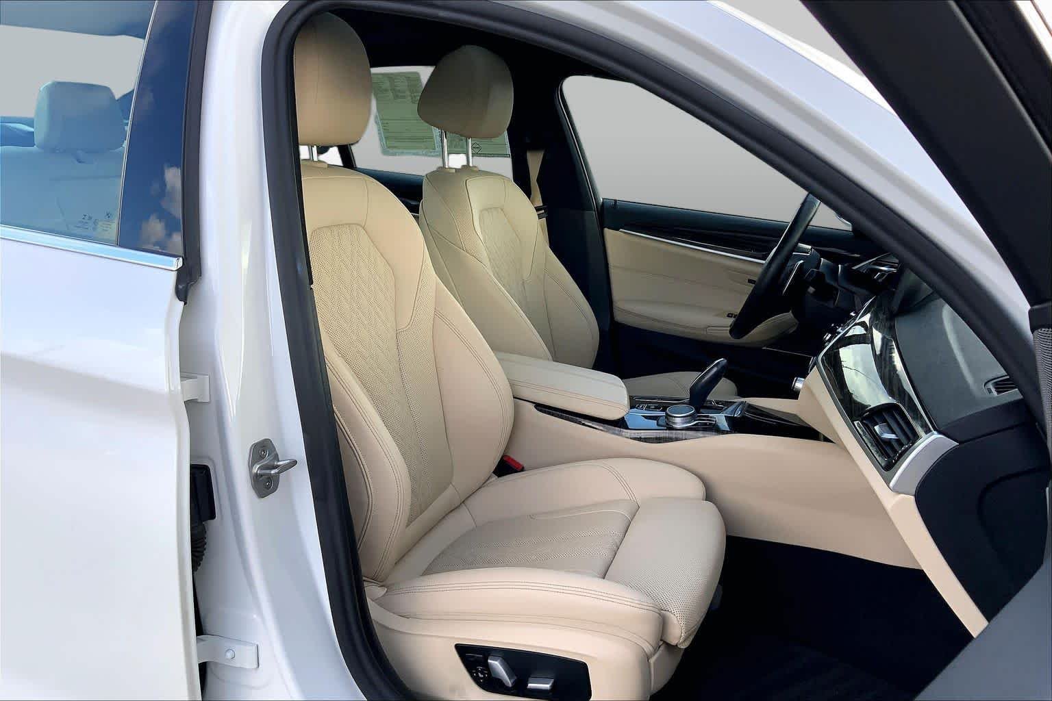 Used 2022 Alpine White BMW 530i xDrive image 9