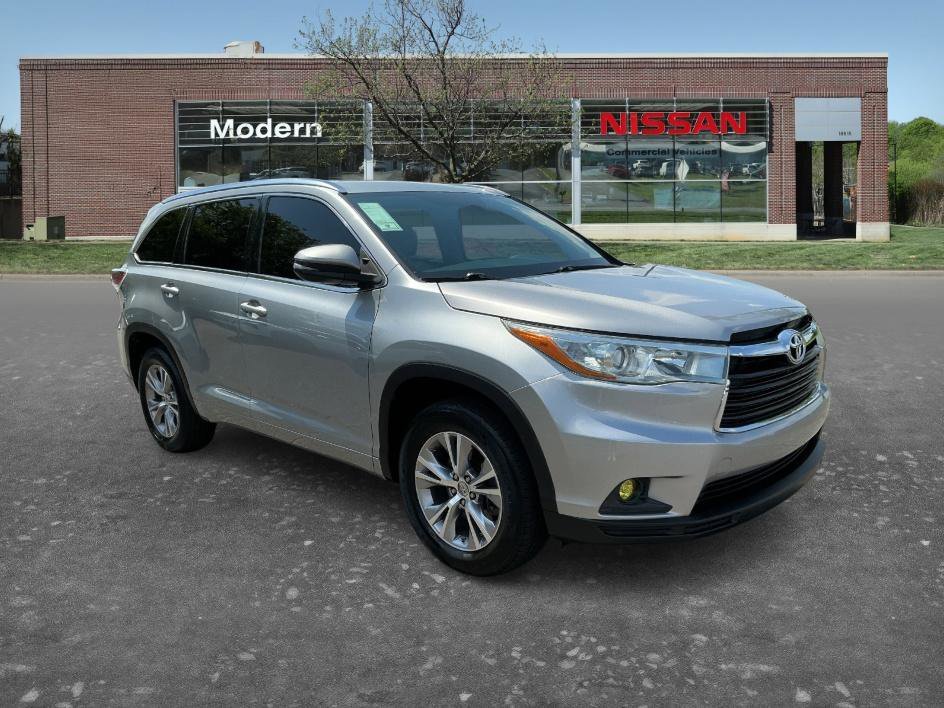 Used 2015 Silver Sky Metallic Toyota XLE image 5
