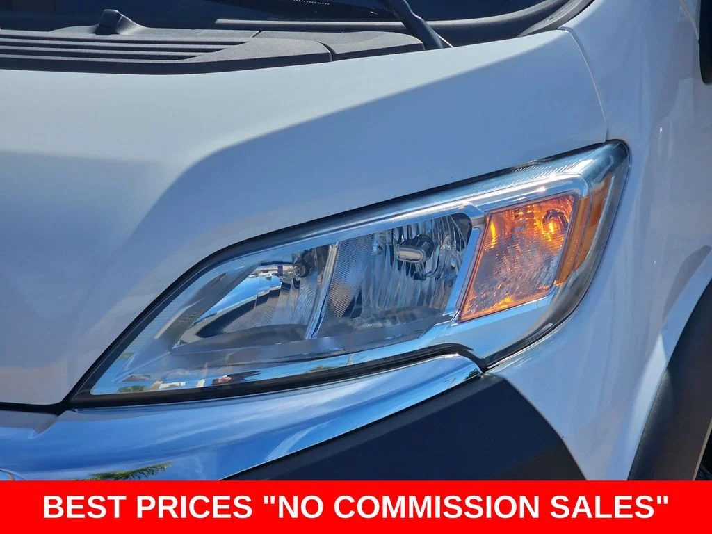 Used 2025 White Ram Base image 32