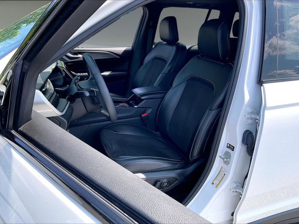 Used 2023 White Jeep Altitude X image 9