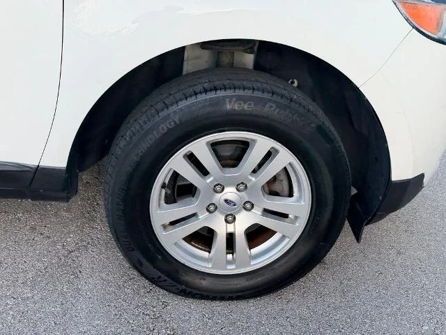 Used 2011 White Suede Ford SE image 34
