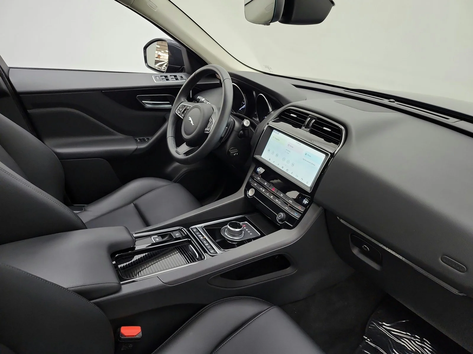 Used 2019 Narvik Black Jaguar 25t Premium AWD image 18