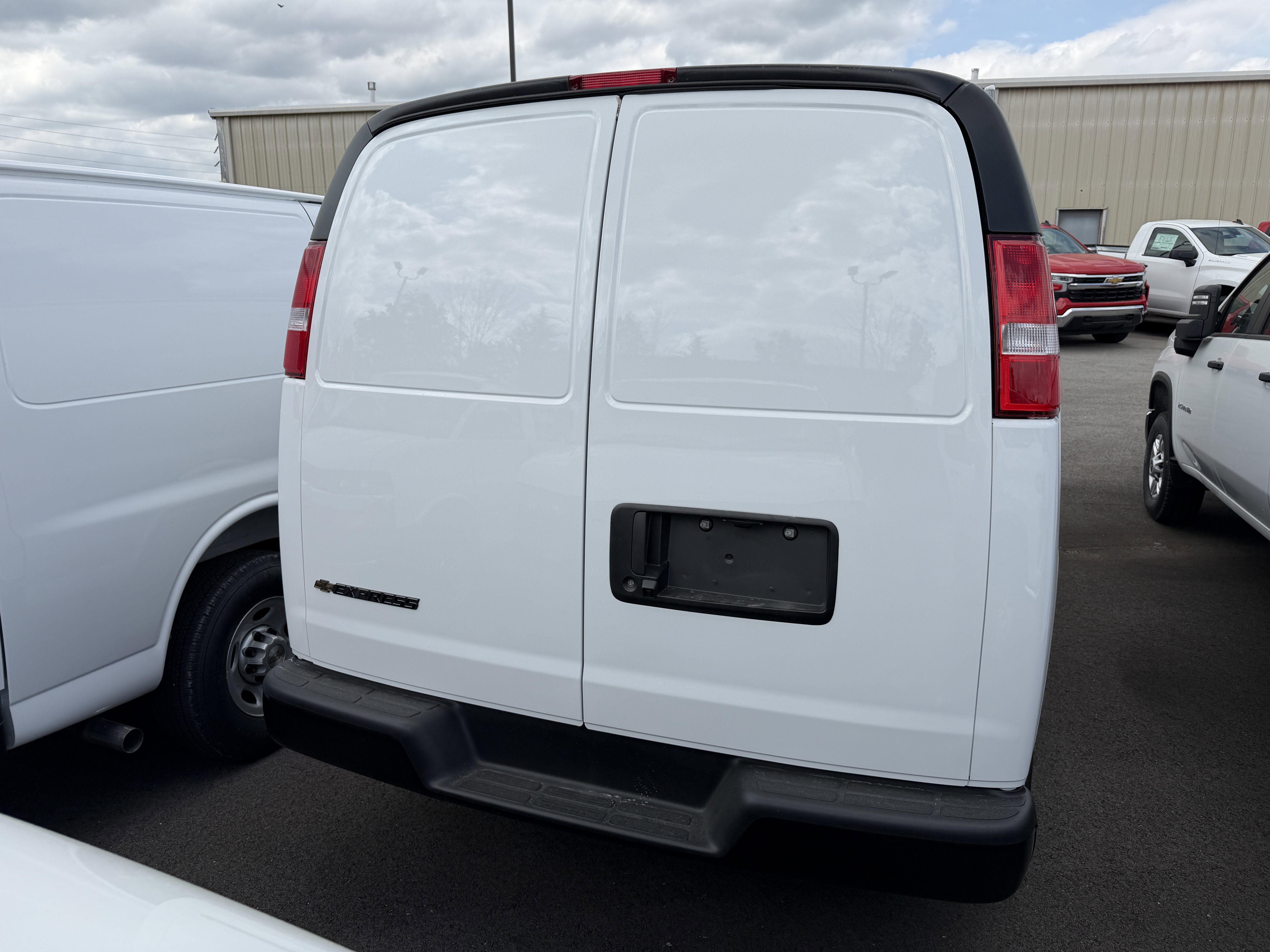 New 2026 Summit White Chevrolet 1WT image 6